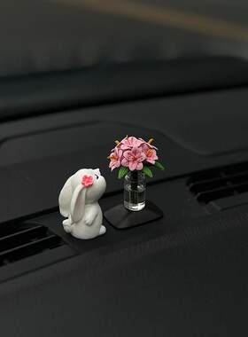 素雅小百合花汽车中控台摆件治愈系迷你车载装饰品玻璃瓶彷真鲜花