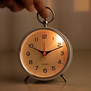 直销新款简约欧式学生用床头钟夜光小闹表男孩女孩卧室床头扫秒静