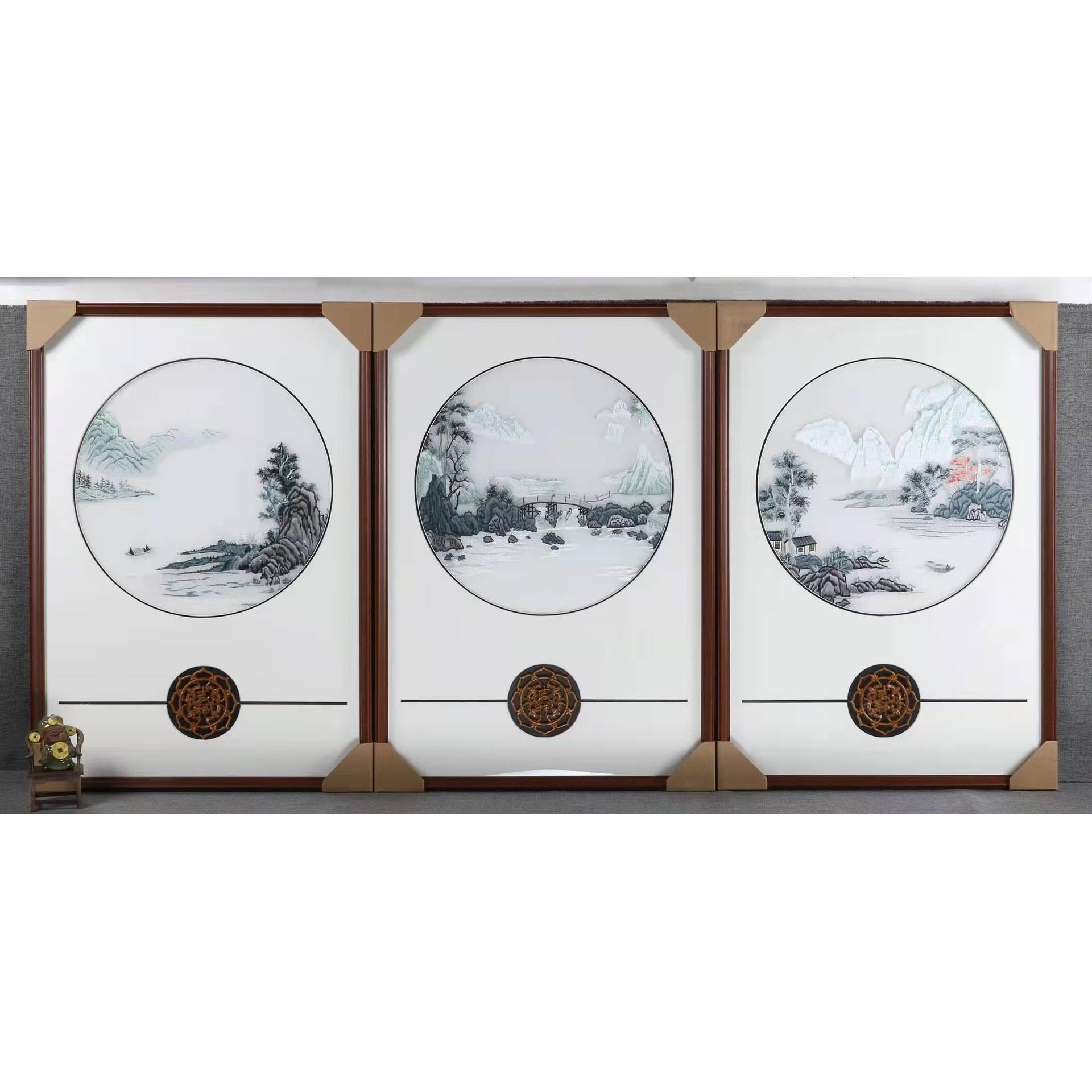 苏绣成品挂画透明丝娟刺绣新中式客厅三联带樟木苏绣装饰画图片
