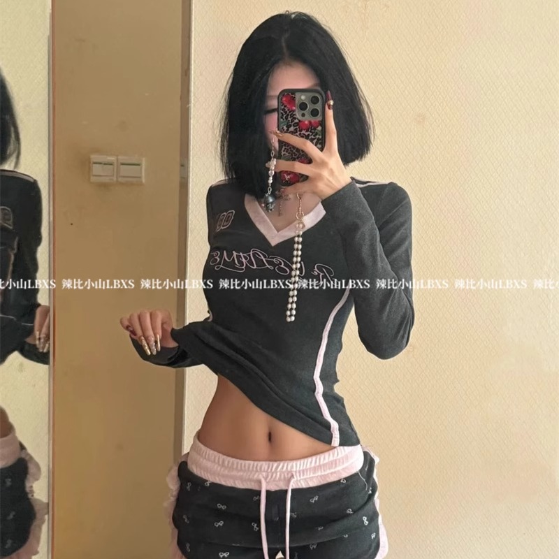 美式辣妹运动风撞色拼接V领长袖修身T恤女秋季中腰花边短裤两件套
