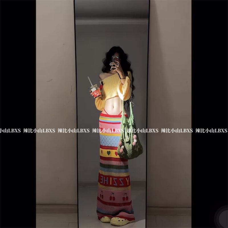 秋季多巴胺少女感彩色穿搭一字肩软糯短款毛衣撞色半身长裙两件套
