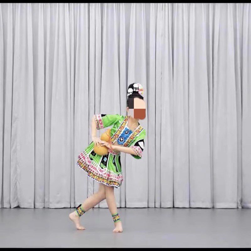 彝家牛牛舞蹈服装儿童酒女服装舞台民间舞习俗女子裙苗族独舞技能