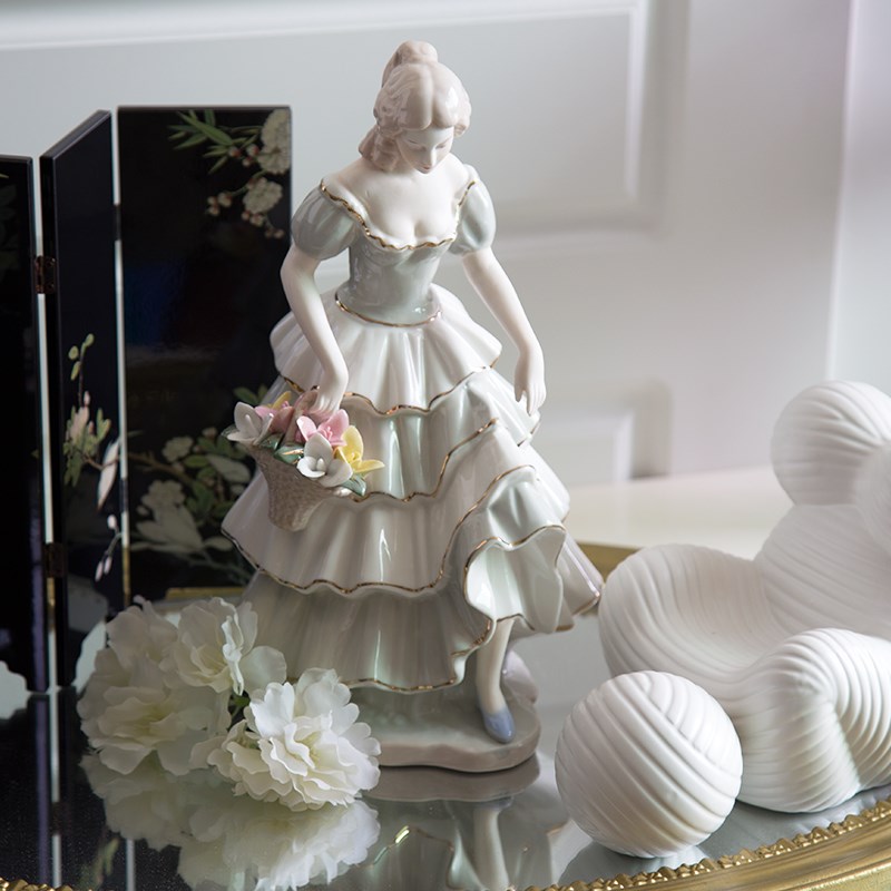 中古瓷偶提裙女孩高级感法式公主桌面小屏风氛围感装饰陶瓷蓝摆件