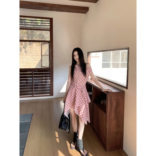 Joeyoo新款设计感不规则斜肩格纹连衣裙女夏中长款系带收腰露肩裙