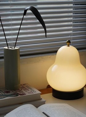 梨子台灯中古法式奶油卧室床头书房客厅充电触摸便携氛围感小夜灯