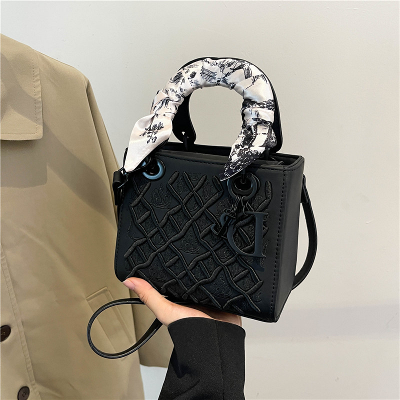 重工刺绣百搭戴妃包新款时尚丝巾手提包包女高级感单肩斜挎包