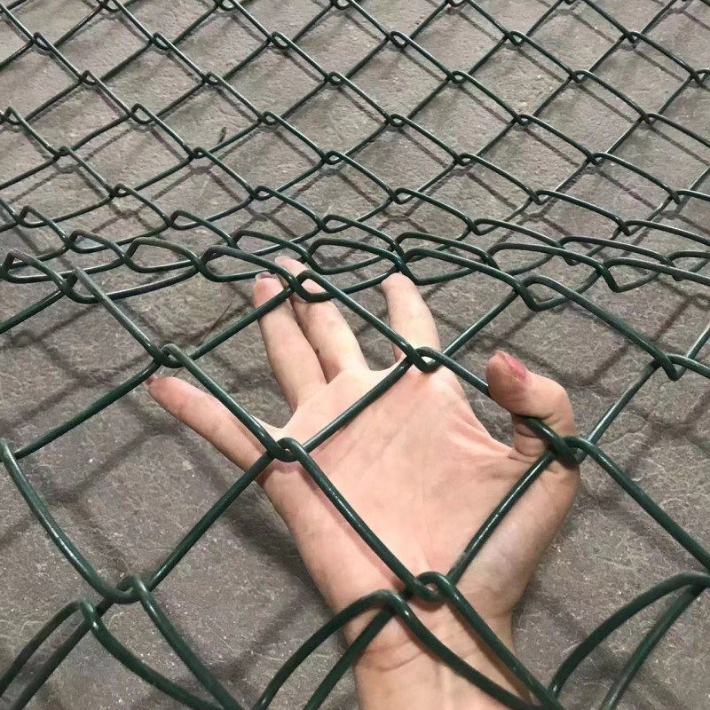 热销足球篮球场围栏网体育场网球场围网球场护栏包塑勾花铁丝网防