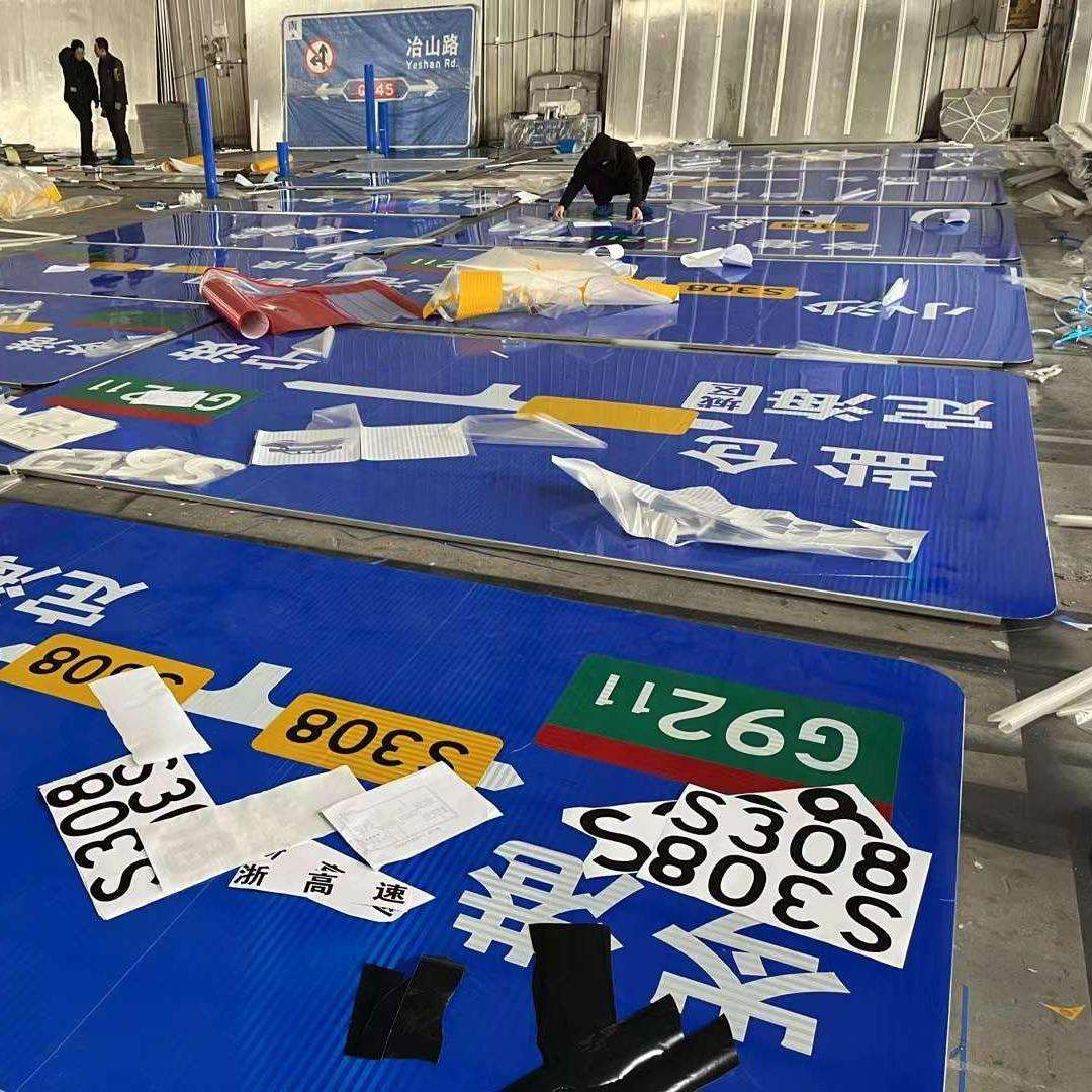 绿交通标志L牌杆道路悬臂指示957识牌立杆八标角监控红信号灯杆厂