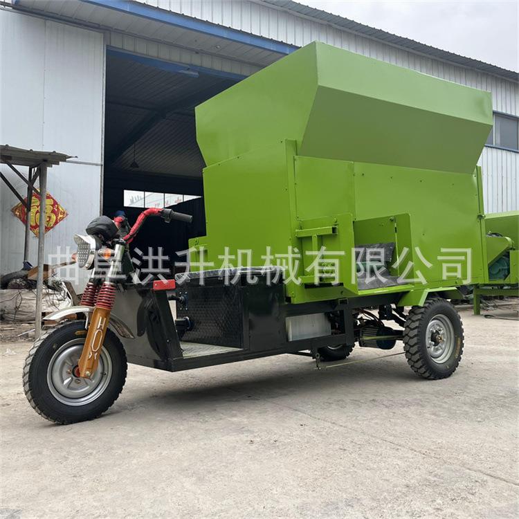 多功料能三CMU轮牧场撒料三车25马力料喂草料车小型轮抛车图片