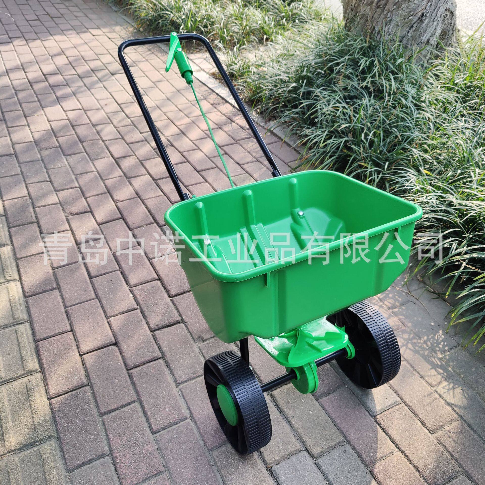 带轮自走式撒布机 农用打药机施肥车可批发 水旱田施肥打药机