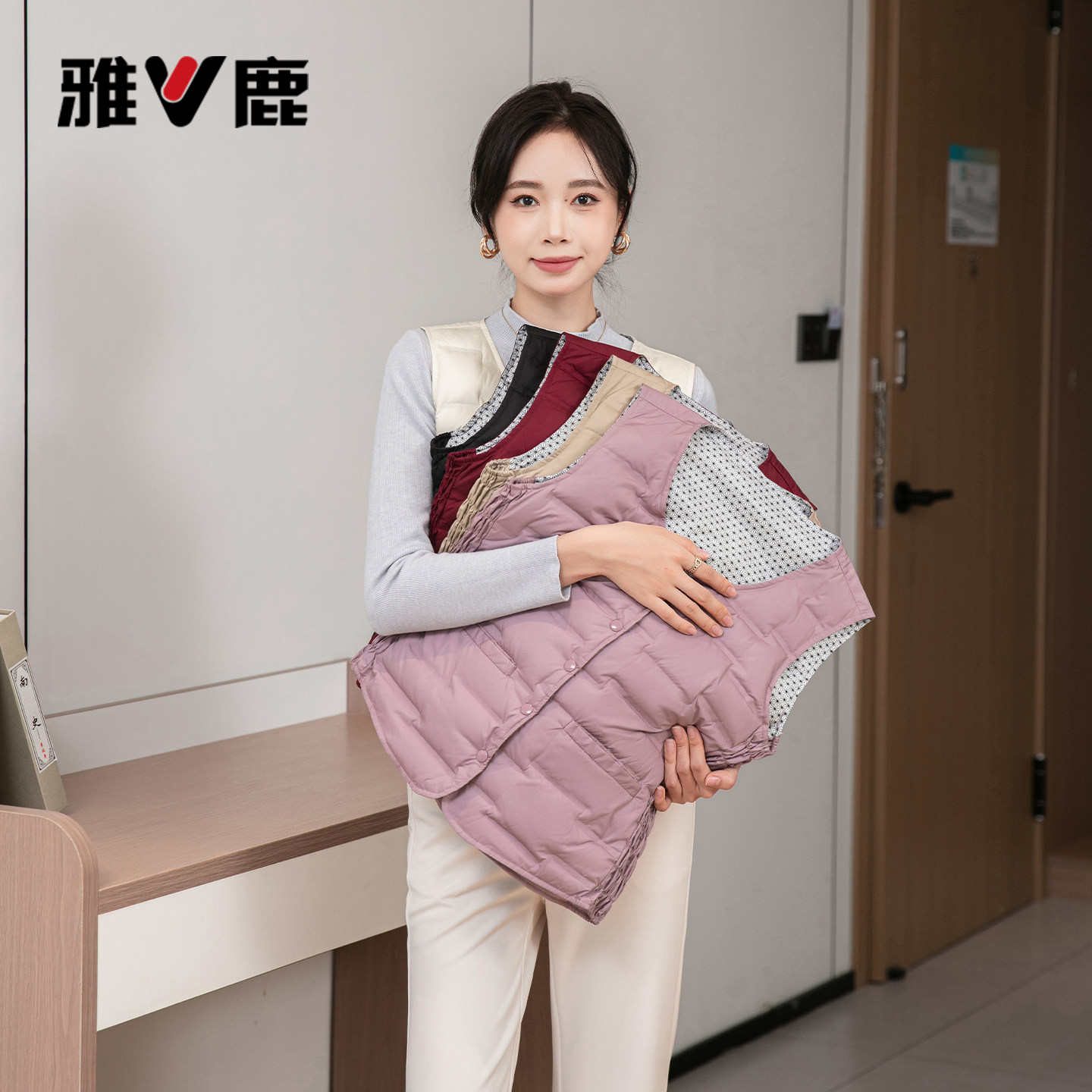 雅鹿女秋冬轻薄V领保暖羽绒马甲