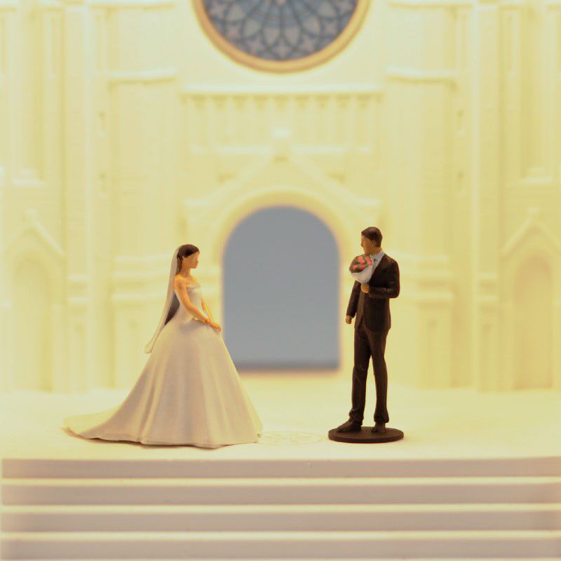 西式新娘新郎彩色人偶金属公仔模型婚庆新人摆件带礼盒新婚礼物