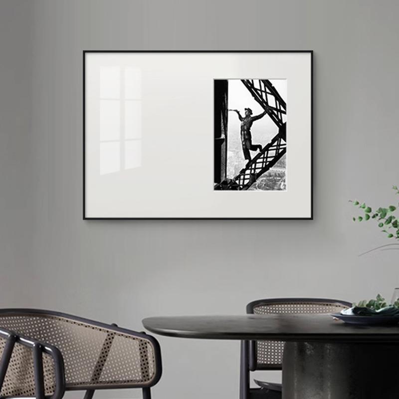 现代约简客厅装饰画复古小众书房摄影人物挂纸画白摄影人物黑卧室图片