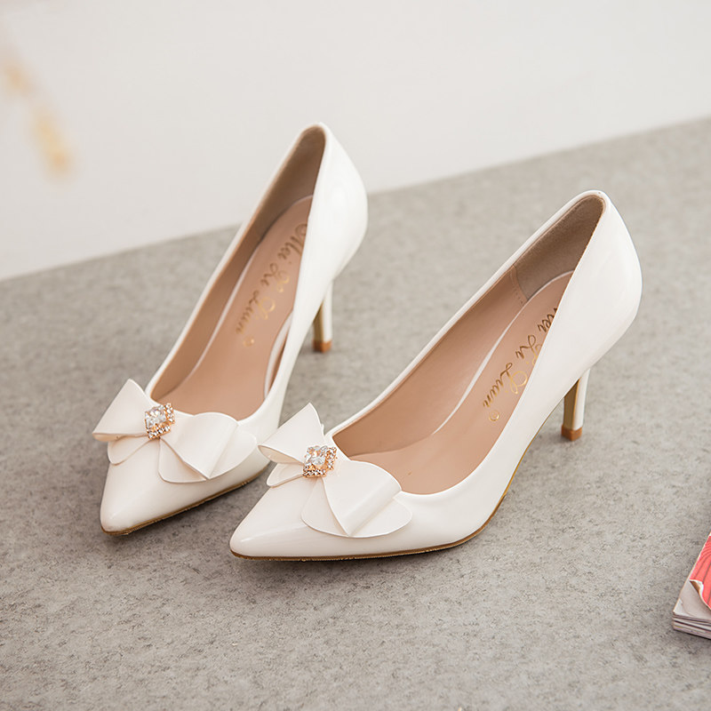 2021秋冬季新款水晶钻扣尖头高跟单鞋漆皮白色细跟中跟伴娘女婚鞋