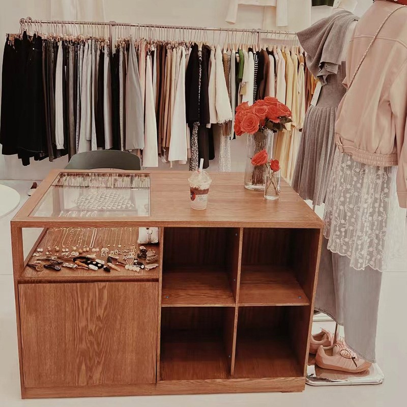 免漆胡桃木色中岛台带玻璃橱窗服装店展示台储物柜导台陈列展示桌