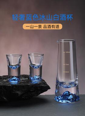 家用蓝色冰山白葡萄酒杯与金色葡萄酒分配器设置玻璃子弹小酒杯中