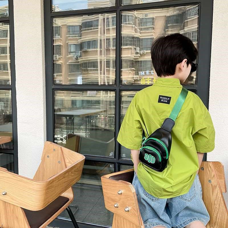 儿童斜挎背包小男孩帅气单肩小包包男童网红胸包潮酷外出时尚男款