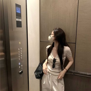 白色针织衫 冰丝v领正肩短袖 法式 薄款 上衣女夏 t恤小个子修身 U短款