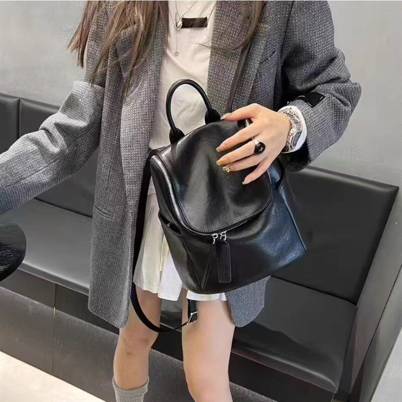 2025新款时尚百搭旅行双肩包女旅游轻便高级感女士休闲黑色小背包