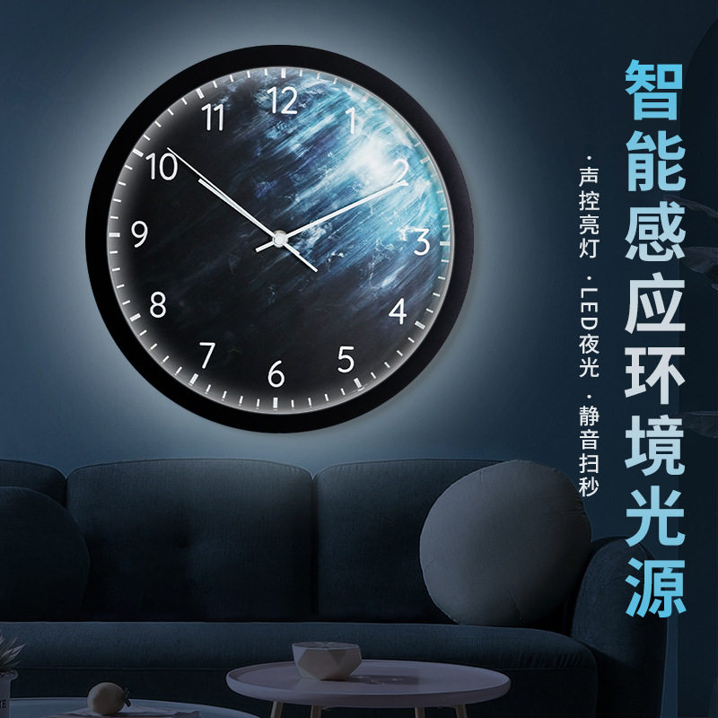 智能声控夜光挂钟客厅时尚家用轻奢时钟静音创意发光月球挂墙钟表