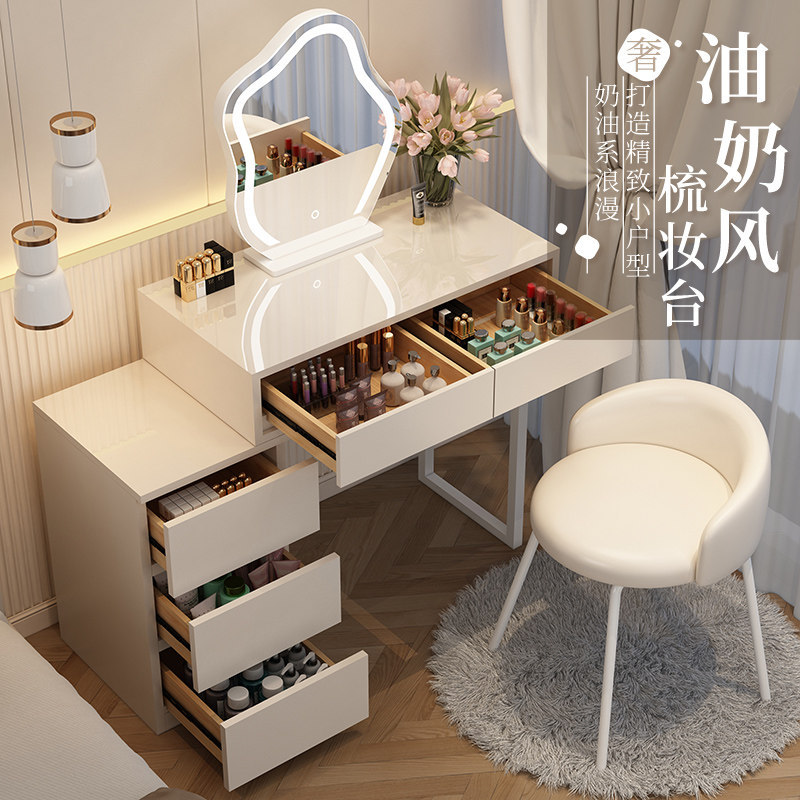 小户型卧室轻奢奶油风梳妆台