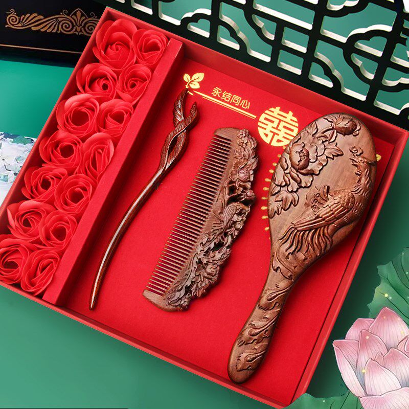 新年礼物高贵女士结婚陪嫁专用檀木发簪雕花气垫梳子一对礼盒特惠