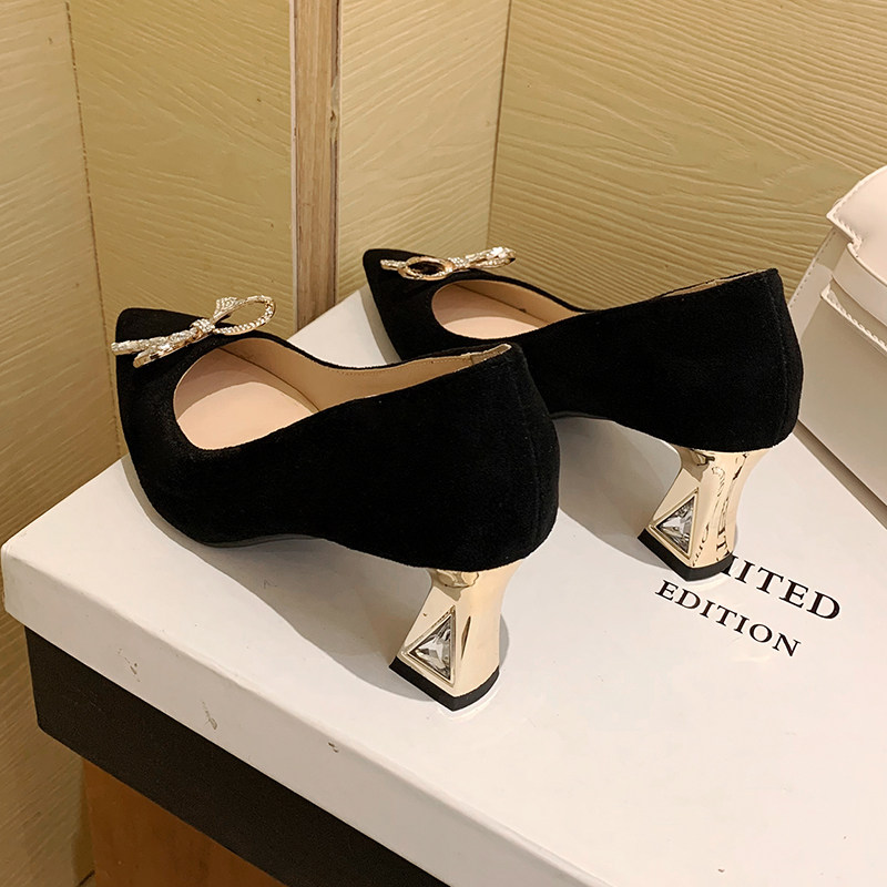 粗跟高跟鞋胖脚宽肥大码女鞋41一43尖头单鞋2021春款小众40浅口42