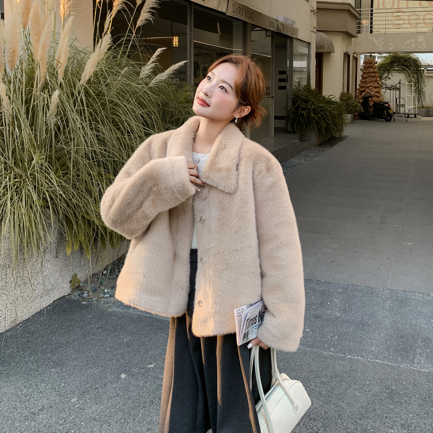 韩系皮毛一体翻领气质外套女2025冬季新款仿貂毛短款气质加厚上衣