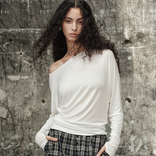 天丝羊毛蝙蝠领斜肩薄透上衣女