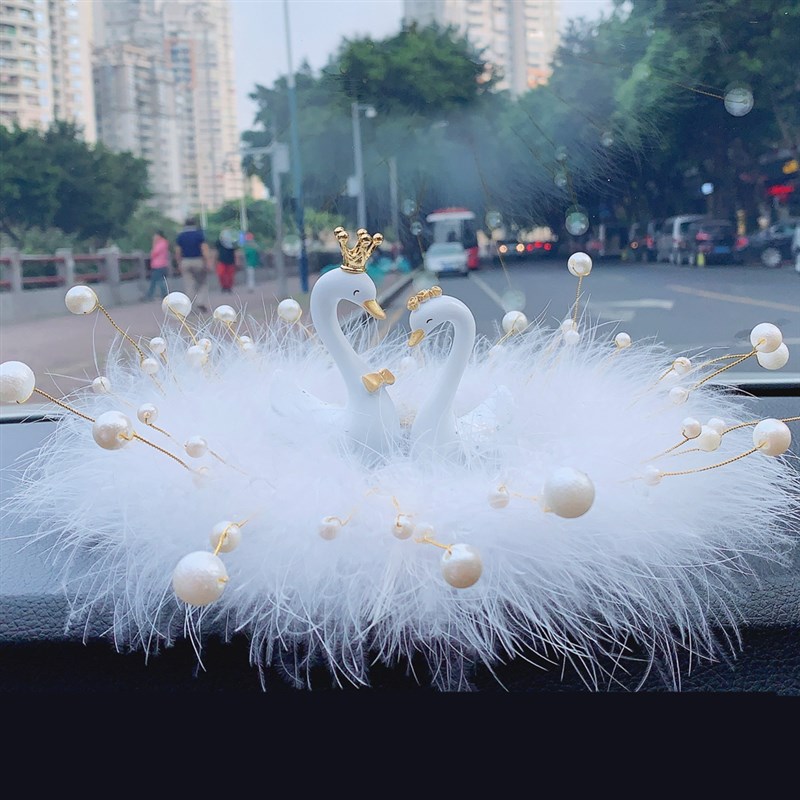 速发爆款天鹅情车内饰品风家居日饰品摆件生装小人节礼品