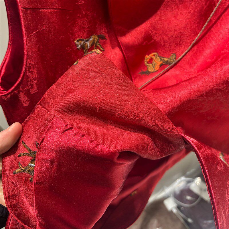 新中式国风刺绣小马圆领斜襟盘扣A人丝提花马甲女本命年红色年服