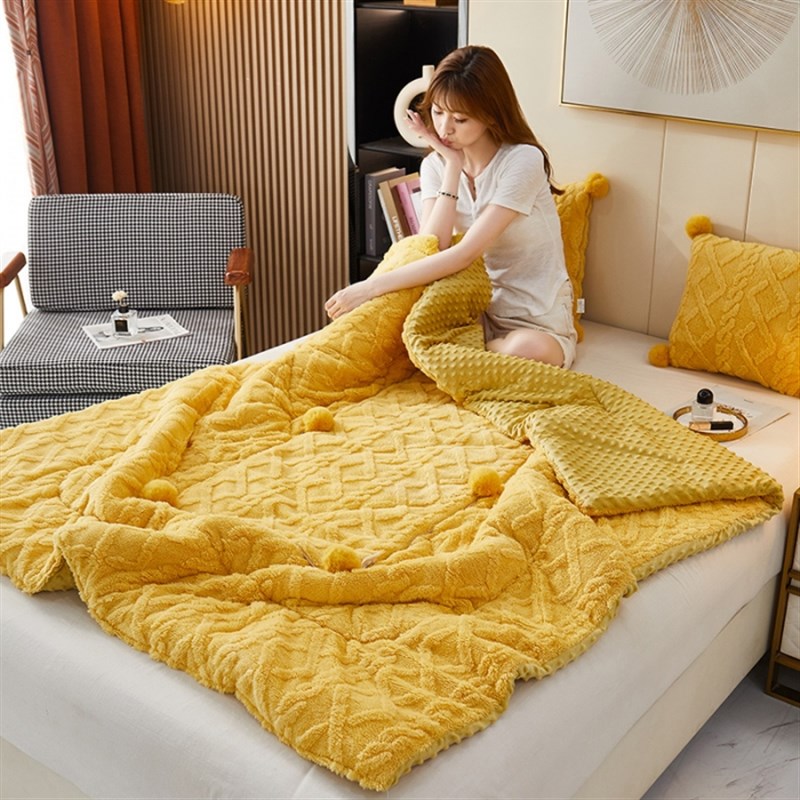 塔芙绒款菱形格豆豆抱枕被子两用毯子二合一汽车载靠枕办公室午睡