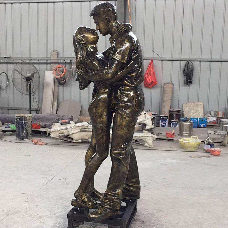供应玻璃钢仿铜雕大型爱情主题雕塑铸铜情侣人物雕塑户外广场雕塑