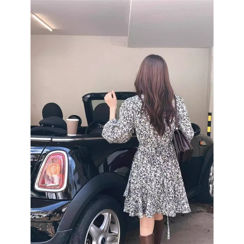碎花连衣裙大码女胖mm一片式遮肚子显瘦梨型身材穿搭绑带收腰短裙