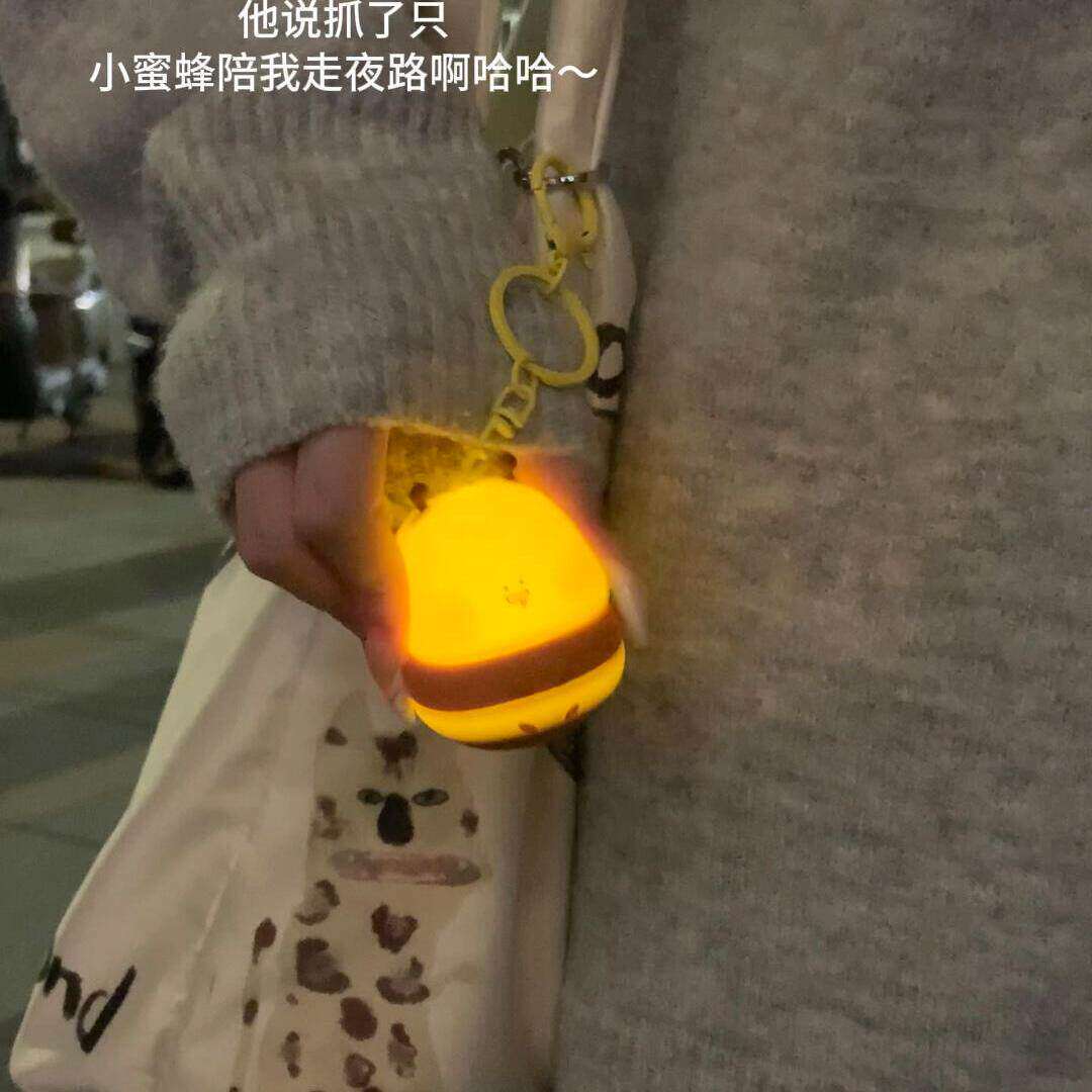 会发光的小蜜蜂书包挂件创意硅胶照明小灯钥匙扣捏捏挂饰送女朋友