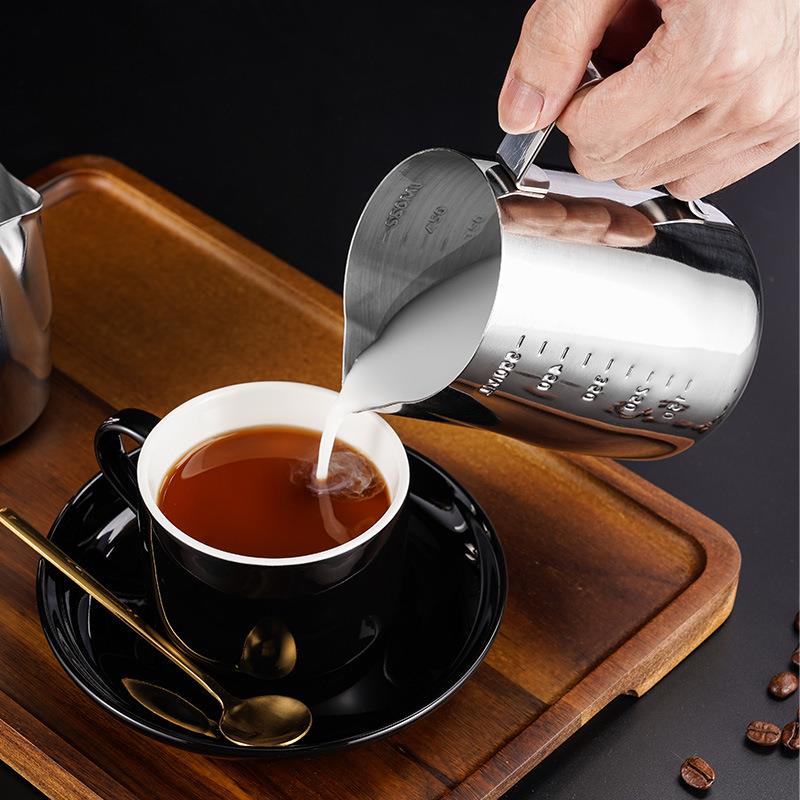 直销新款304不锈钢带刻度拉花杯 花式打奶杯咖啡器具 尖嘴奶泡壶