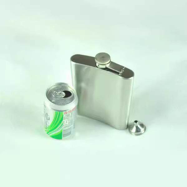 直销新款男士酒壶便携式户外随身18盎司不锈钢酒壶500ml带小漏斗2