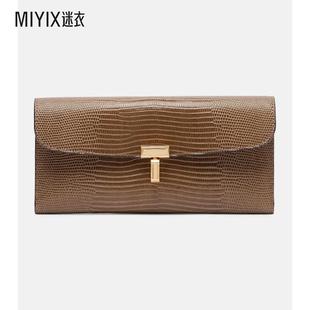 女款 Lock Totême 压花皮革钱包 迷衣时尚