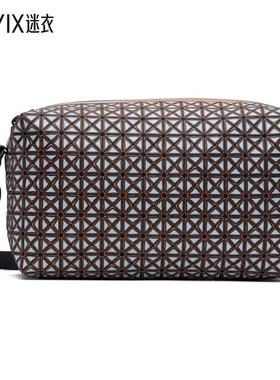 Bao Bao Issey Miyake 男款灰色 & 橙色 Saddle Rough 单肩包 迷