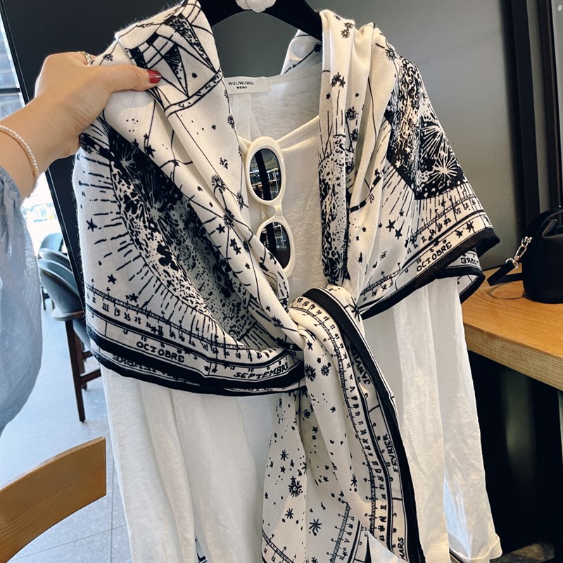 人字纹理黑白星月k彷丝毛方巾高品质手工缝边百搭披肩四季轻奢围