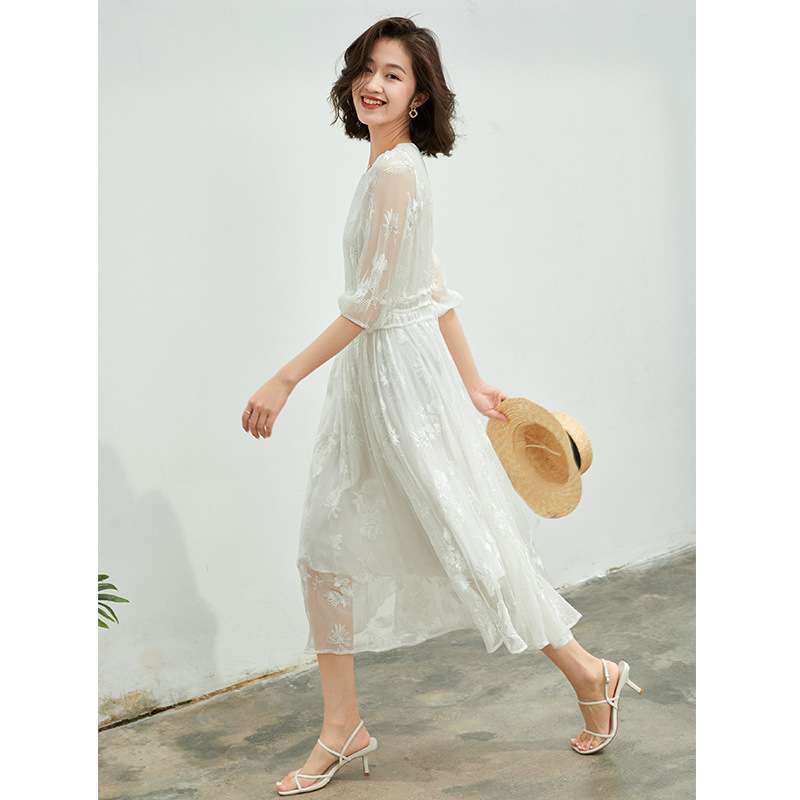 高端精致重磅刺绣连衣裙女夏高级感桑蚕丝裙子白色气质高腰真丝裙