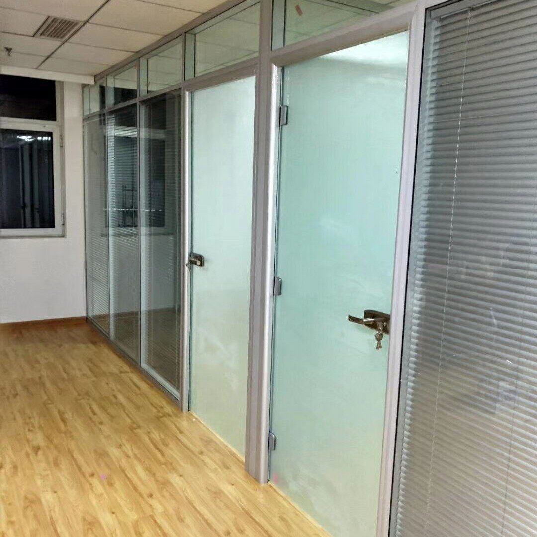 厂家直供新款办公室高隔断磨砂钢化玻璃铝合金百叶帘屏风墙