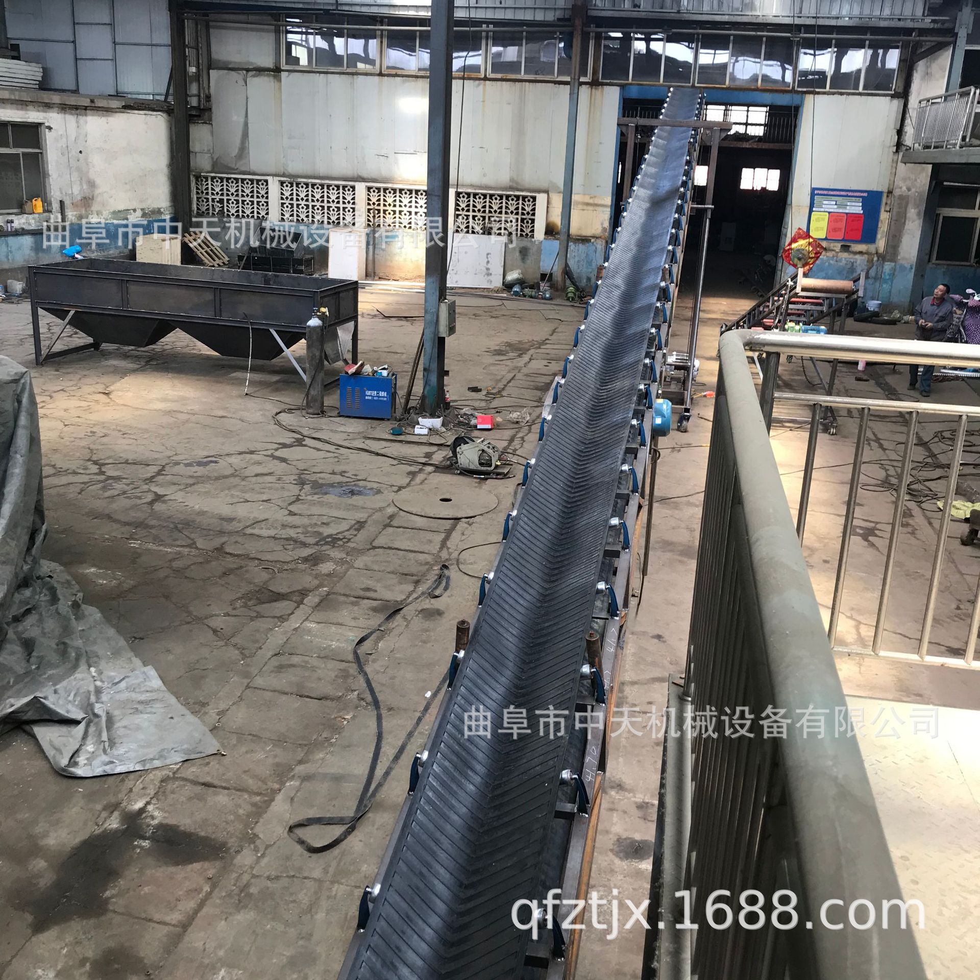 大倾角水平爬坡裙边格挡输送机