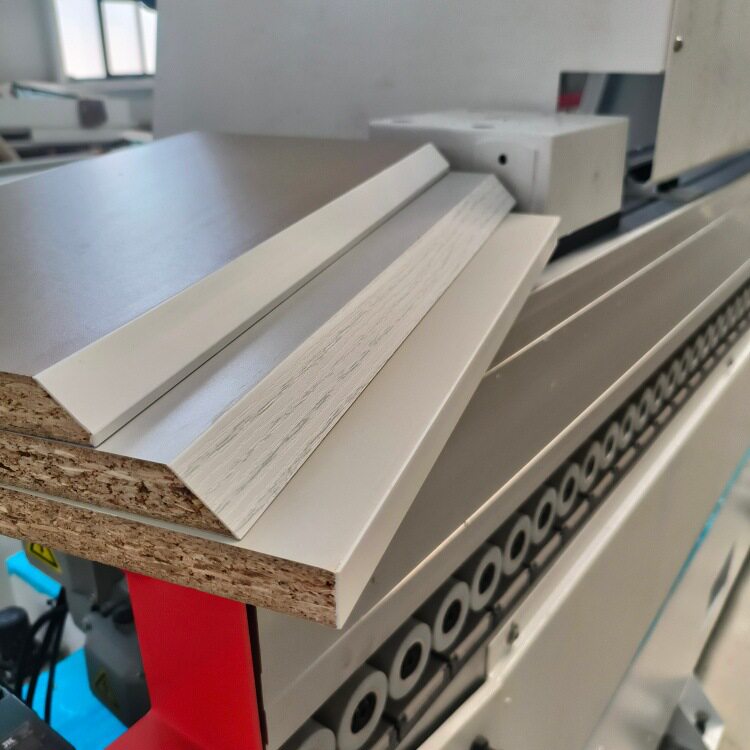 铝蜂窝板全自动封边机速度可调齐头齐尾J型L型全铝家具包边机