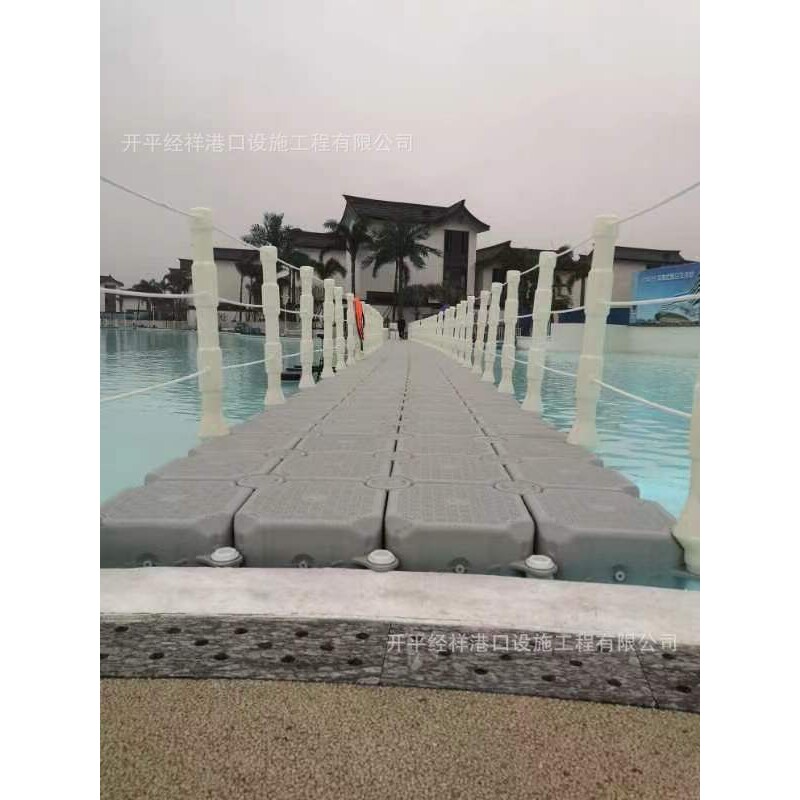 水上摩托艇码头停靠 海上冲浪浮桥 塑料浮筒浮台靠船游艇泊位码头