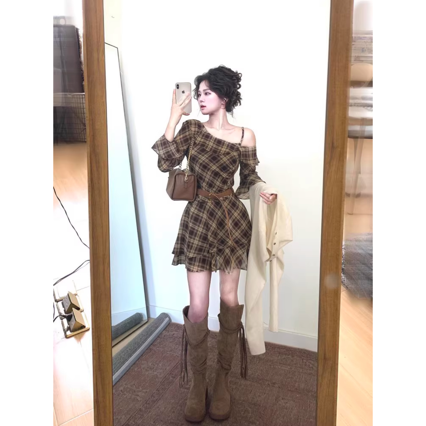 法式复古荷叶边格子连衣裙女设计感不规则收腰气质露肩短裙子秋季