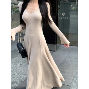 气质V领内搭长袖杏色针织连衣裙女冬季黑色性感收腰修身长裙a字裙