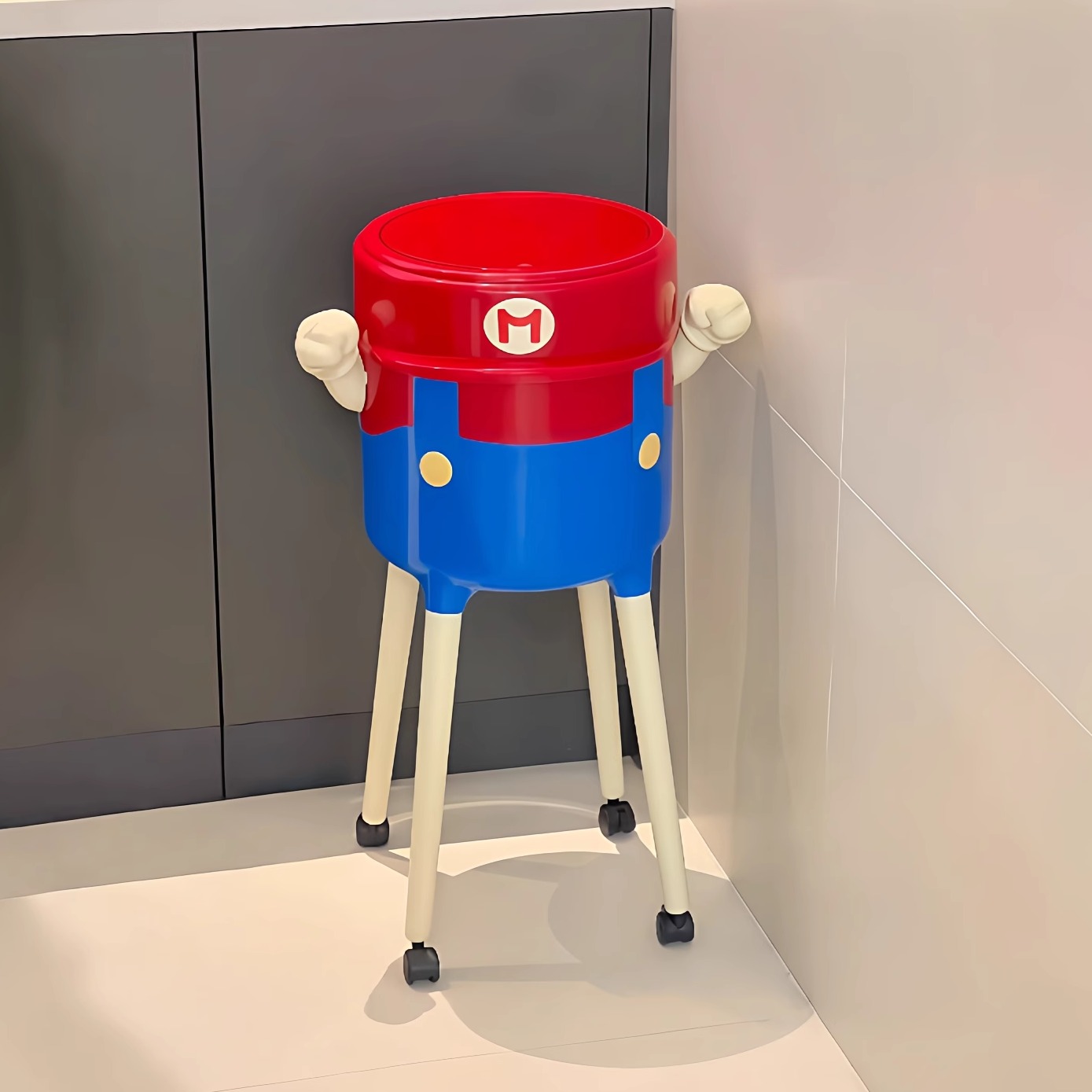 穿着背带裤的马里奥垃圾桶太酷啦