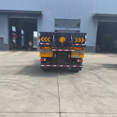 小型防撞缓冲车  为施工保驾护航
