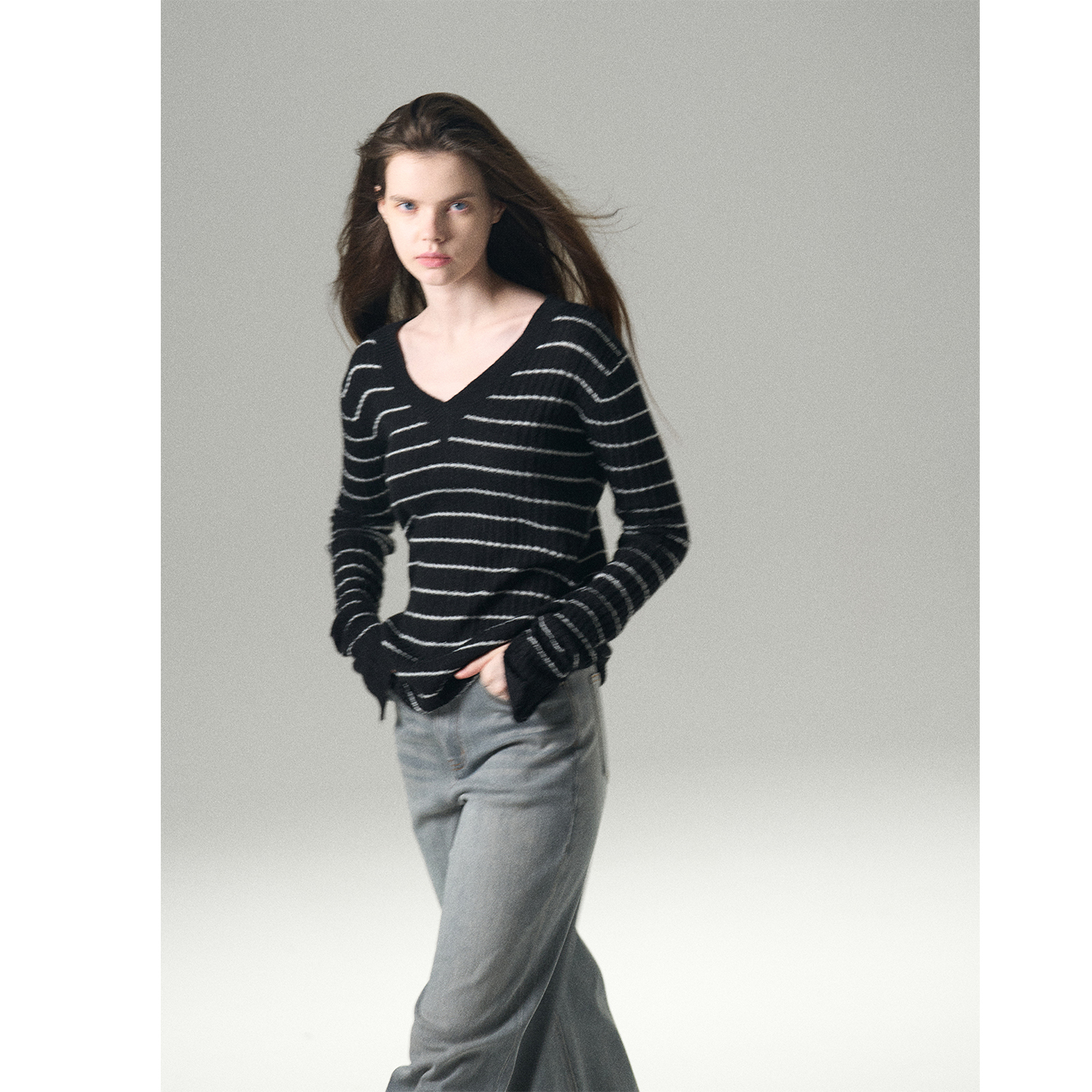 MISSCHANGE设计师品牌 黑白条纹V领羊毛针织衫女显瘦马海毛打底衫